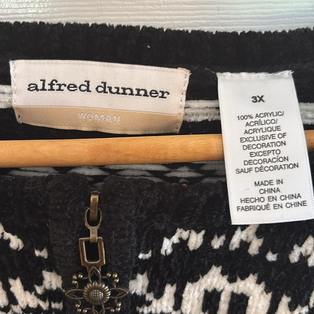Alfred Dunner Black and White  Christmas /Winter Sweater with Skating Motif 3X - Picture 6 of 10